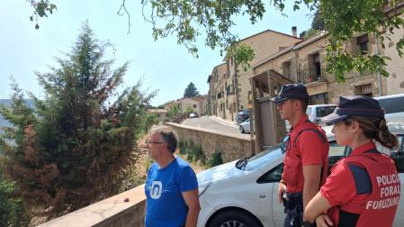 El teniente de alcalde de Petilla, Vicente Espinosa, observa el humo del incendio desde el mirador