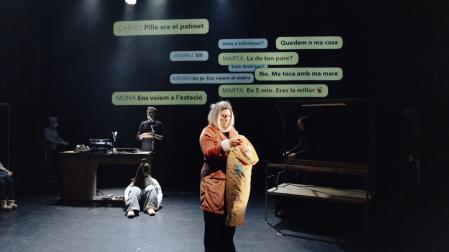 Los mensajes y las nuevas formas de comunicarse están presentes en la obra Adolescencia infinita