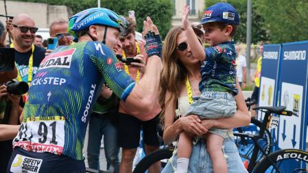 El ciclista belga Tim Merlier celebra junto a su familia el tercer triunfo en el Tour de Francia