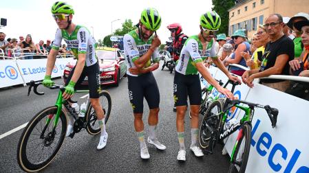 Fernando Gaviria (c) tras fracturarse la clavícula en una caída en el Tour