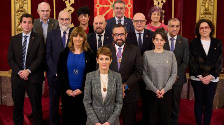 El Gobierno, el pasado enero, en la toma de posesión de los nuevos consejeros Inma Jurío y Javier Remírez. Desde la fila de atrás y de izquierda a derecha: José Mª Aierdi, Jurío, Juan Luis García, Rebeca Esnaola, Mikel Irujo, Fernando Domínguez José Luis Arasti, Carlos Gimeno, Óscar Chivite, Carmen Maeztu, Ana Ollo, Remírez, Begoña Alfaro y la presidenta María Chivite.