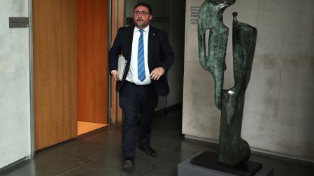 El presidente del Parlamento, Unai Hualde, en los pasillos de la Cámara tras una reunión de los socios del Gobierno