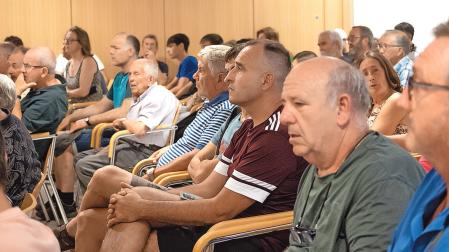 Asistentes a la asamblea convocada este lunes por el Izarra para explicar la situación