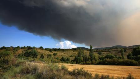 El incendio aproximándose este jueves a Petilla de Aragón