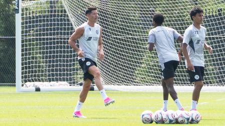 El delantero polaco Robert Lewandowski calienta en su primer entrenamiento como jugador del Chicago Fire en Chicago (EE.UU.)