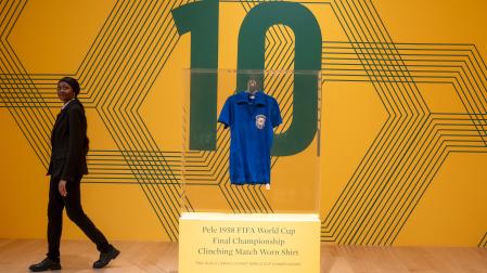 La camiseta que Pelé vistió en la final del Mundial de Suecia 1958 en exposición para su subasta