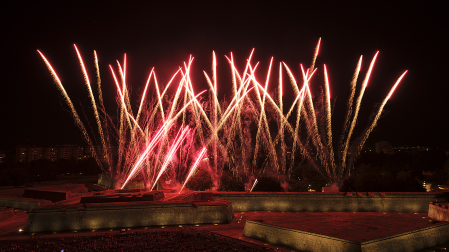 Imagen de uno de los fuegos artificiales lanzados estos Sanfermines 2026