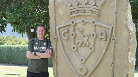 Luis Miguel Ramis posa junto al escudo de Osasuna a la entrada de Tajonar