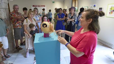La artista Myriam Cameros explica una de las piezas de la exposición
