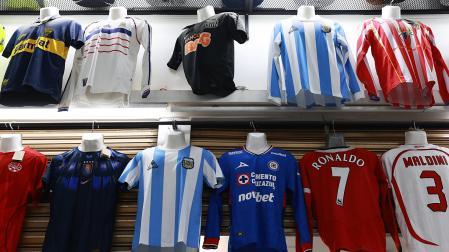 Varias camisetas de fútbol en un mercado de Ciudad de México (México