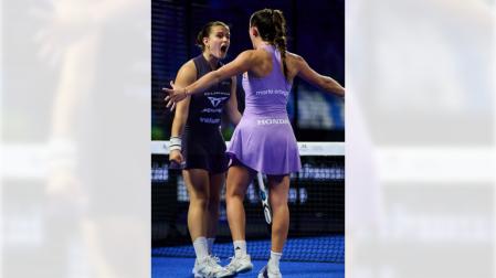 Martina Calvo y Marta Ortega celebran la victoria en los cuartos del Málaga P1