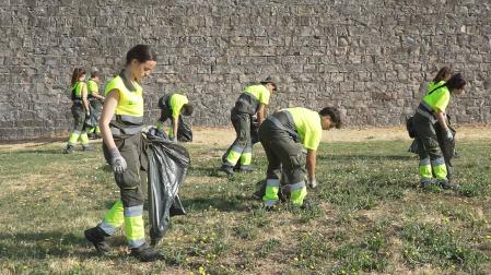 Una brigada municipal realiza labores de limpieza en los fosos de la Ciudadela tras los Sanfermines