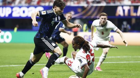 El argentino Julián Álvarez trata de superar a un defensa británico durante la semifinal del Mundial 2026
