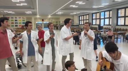 De izda a dcha: Luis Muñoz, Jaime de las Bárcenas, Guillermo Alonso del Real, Jaime Avello, Alfonso Casasola; Ignasi García y Miguel López-Madrazo, durante el festival del último día en su voluntariado en Padua.