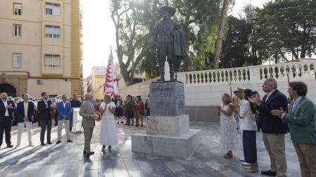 El escritor Arturo Pérez Reverte, acompañado por la alcaldesa de Cartagena, Noelia Arroyo, durante la inauguración del monumento al Capitán Alatriste encargado por el Ayuntamiento de la ciudad en homenaje a su trayectoria literaria, este viernes en la Plaza Los Cuarteles del Rey en Cartagena
