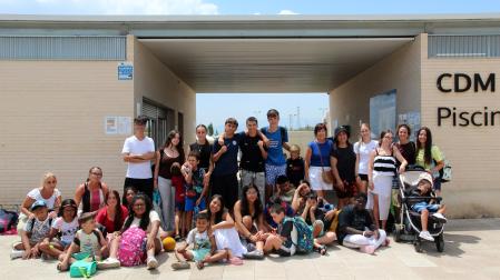 Voluntarios, profesionales y participantes en el programa de ANFAS frente a las piscinas Clara Campoamor