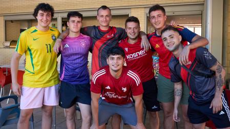 Miguel Ángel Urio, Víctor Salvador, Aimar Jaso, Raúl Menendez, Javier Perales, Pedro Barrutia y Adrián Daniel Opea