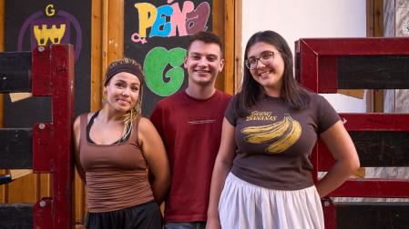 Itsaso Laban, Sergio Pina y Leyre Lang frente a su peña en Carcastillo