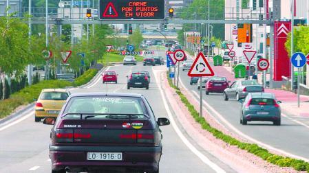 Coches circulando en sentido a Pamplona por la carretera a Zaragoza, en Cordovilla, el 1 de julio de 2006, día en el que entró en vigor el carné por puntos