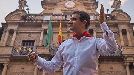 Carlos Garcés, en el concierto presanferminero en la Plaza Consistorial