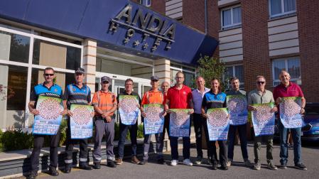 FOTO DE FAMILIA. Miembros de la organización, cuerpos de seguridad de Pamplona, Mutilva,Berrioplano, Policía Foral y patrocinadores en el Hotel Andía de Orkoien, lugar habitual de presentación de la Vuelta a Pamplona.