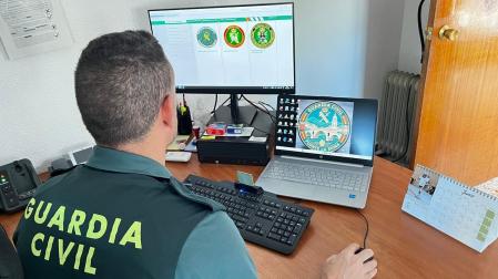 Un agente de la Guardia Civil trabajando en el ordenador