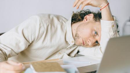 Una persona procrastinando