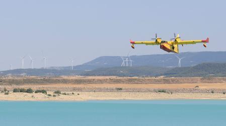 Un hidroavión se aproxima a cargar agua durante las labores de extinción del incendio forestal de Orés, en la comarca de las Cinco Villas