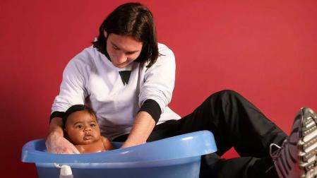 La foto de Messi bañando a Lamine Yamal cuando era un bebé hace 19 años que se ha hecho viral fue resultado de una de las actividades conjuntas entre Barça y UNICEF