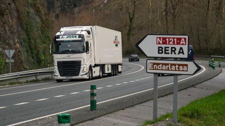Un camión circula por la N-121-A, a la altura de Endarlatsa.
