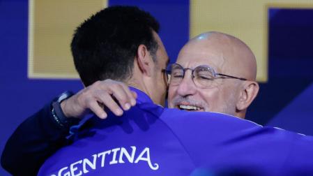 El seleccionador de España, Luis de la Fuente (d), abraza a su homólogo de Argentina, Lionel Scaloni, durante una rueda de prensa conjunta este vienes, en Nueva York
