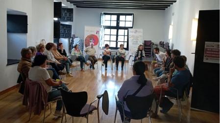 El Banco del Tiempo se plantea como una plataforma de ayuda y colaboración vecinal gratuita en que los vecinos y vecinas comparten sus talentos, habilidades y conocimientos