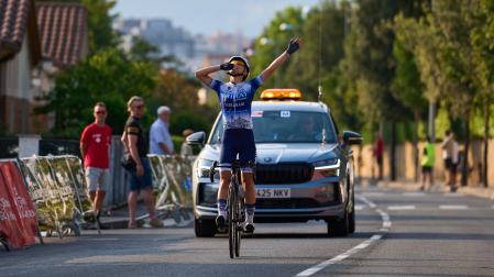La ciclista guipuzcoana Náxara Odriozola se ha impuesto en la primera etapa de la Vuelta a Pamplona con meta en Mutilva