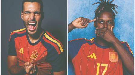 Los navarros Nico Williams y Mikel Merino, durante el posado oficial con la selección española.rfef
