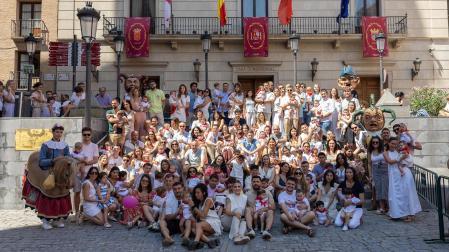 Los grupos en los que se dividió la entrega de pañuelos posaron para una foto en las escaleras frente al ayuntamiento.