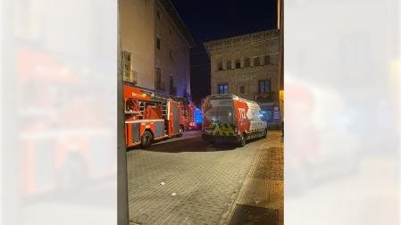 Imagen de un camión de bomberos y una ambulancia en el incendio de la calle Mayor de Corella