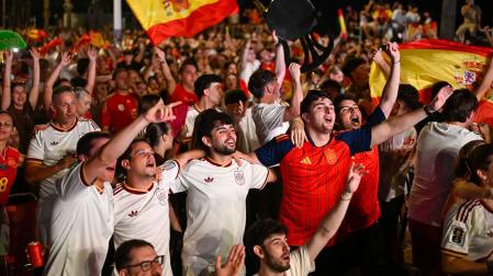 Seguidores de la selección española celebran un gol durante el Francia-España de semifinales del Mundial 2026