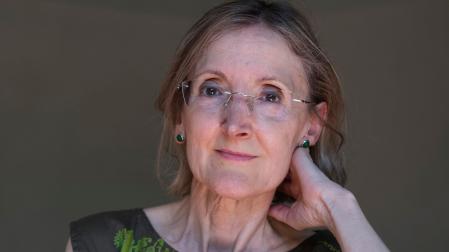 La periodista y escritora Marta Platel viaja hasta la Barcelona de 1941, cuando la presencia e influencia de la colonia nazi en la ciudad era notable, en su segunda novela, 'El baile de las criadas', con la que ganó el último Premio de Novela Fernando Lara