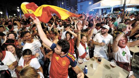 Aficionados viendo el partido de la selección española ante Francia en una terraza de Pamplona
