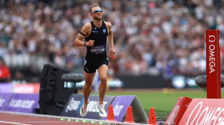 Josh Kerr logró este sábado el récord del mundo de la milla con un tiempo de 3:42.66