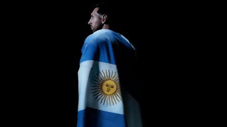 Messi, envuelto en la bandera de Argentina, en una de las últimas publicaciones en su perfil de Instagram