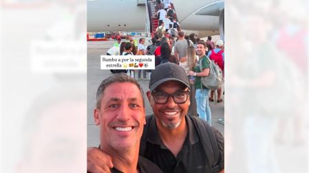 Joan Capdevila y Marcos Senna se han fotografiado y han compartido esta imagen en redes sociales antes de subir al avión rumbo a EE UU para ver la final del Mundial