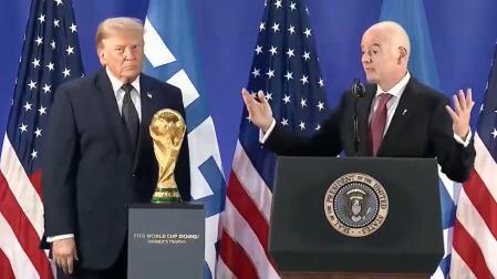 El presidente de EE.UU., Donald Trump, junto al presidente de la FIFA, Gianni Infantino, durante una rueda de prensa delante de la Copa del Mundo