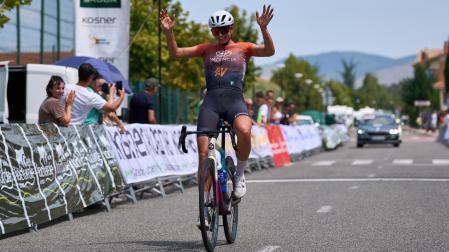 La ciclista argentina Julieta Benedetti (Toyota Valencia) se ha impuesto en la meta de Berrioplano, en la segunda etapa de la Vuelta a Pamplona