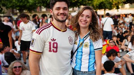 Los hermanos Salvador Sánchez, uno con la camiseta de España y otra con la de Argentina
