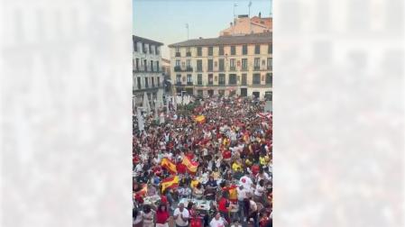 La plaza de los Fueros de Tudela se pone de pie para escuchar el himno nacional instantes antes del comienzo del partido.