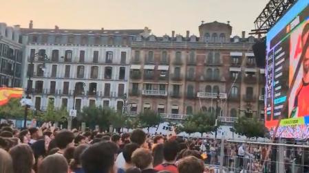 Celebración de la Plaza ante la presentación de la alineación. Oyarzabal y Lamine Yamal los favoritos entre la afición pamplonesa.