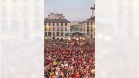 Los aficionados tudelanos lamentan una ocasión de gol perdida tras un disparo de Mikel Oyarzábal
