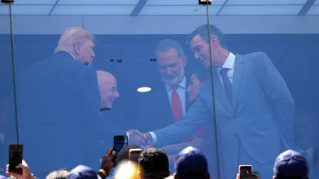 Trump saluda a Felipe VI y Pedro Sánchez en el palco de la final