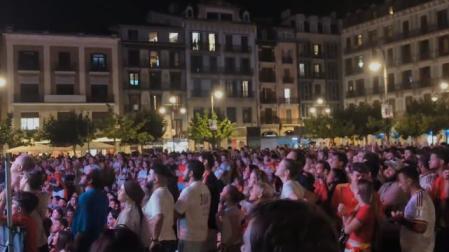 La plaza del Castillo aplaude que los navarros salen al campo
